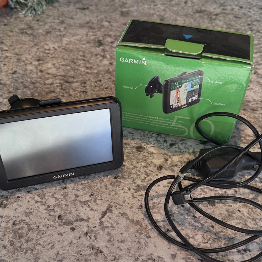 Garmin Black Nuvi 50LM GPS Device with Cables and windshield mount